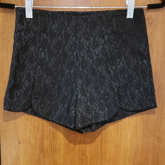 Black shorts - Picture 1 of 3